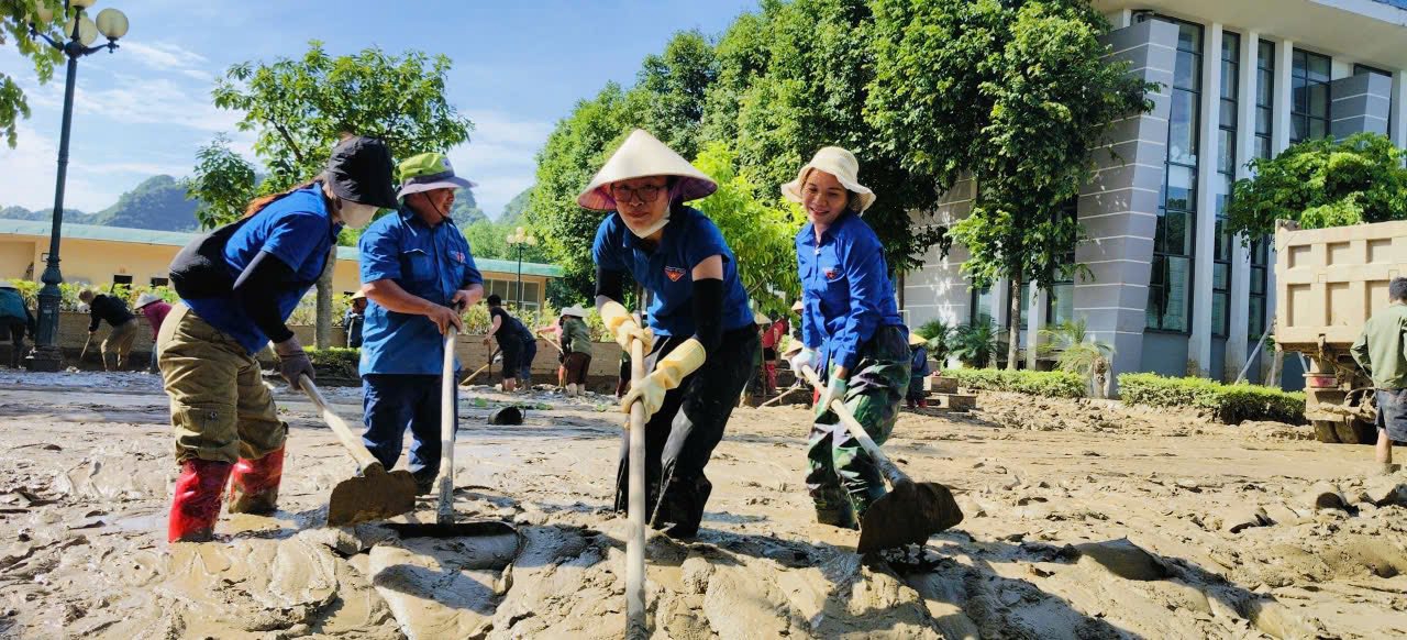 Thanh niên các xã Thành Bình Thọ, Na Ngoi, Cam Phục, Môn Sơn tham gia hỗ trợ khắc phục hậu quả sau cơn bão số 3