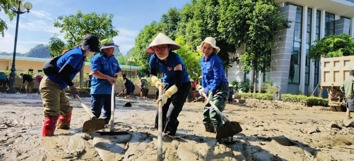 Thanh niên các xã Thành Bình Thọ, Na Ngoi, Cam Phục, Môn Sơn tham gia hỗ trợ khắc phục hậu quả sau cơn bão số 3