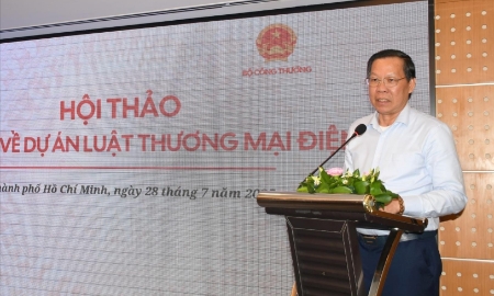 Chủ nhiệm Ủy ban Kinh tế và Tài chính của Quốc hội Phan Văn Mãi phát biểu tại Hội thảo.