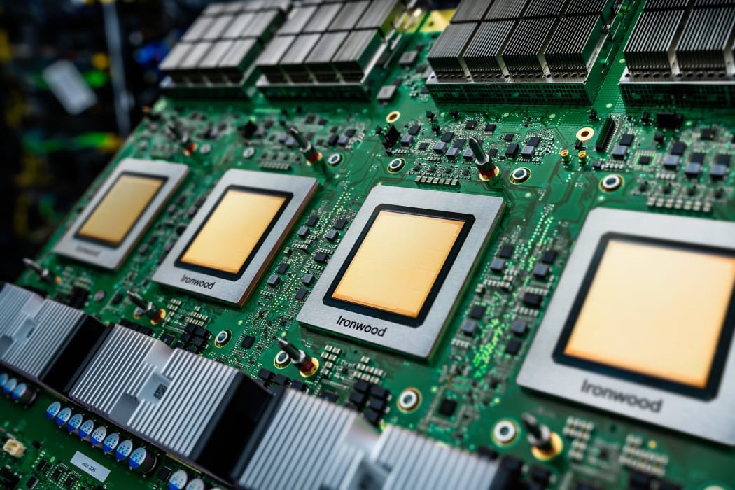 Google phát triển chip AI của riêng mình và phát hành chip Ironwood vào năm 2025