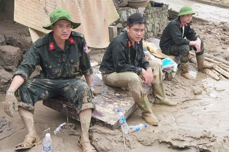 Phút nghỉ ngơi của cán bộ, chiến sĩ Công an tỉnh Nghệ An sau nhiều ngày có mặt trực tiếp giúp dân tại các địa phương chịu ảnh hưởng nặng nề do mưa lũ
