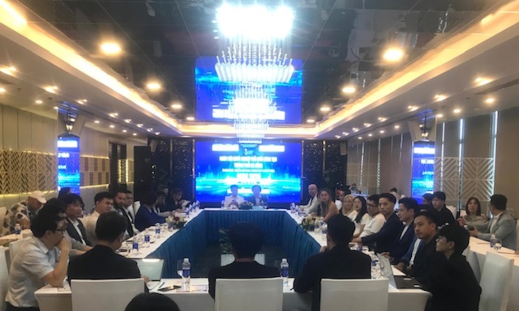 Lãnh đạo Sở Khoa học và Công nghệ Đà Nẵng trao đổi, lắng nghe ý kiến cộng đồng khởi nghiệp đổi mới sáng tạo trong nước và quốc tế. Ảnh Ngô Anh Văn