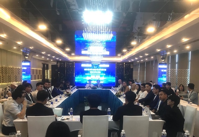 Lãnh đạo Sở Khoa học và Công nghệ Đà Nẵng trao đổi, lắng nghe ý kiến cộng đồng khởi nghiệp đổi mới sáng tạo trong nước và quốc tế. Ảnh Ngô Anh Văn 