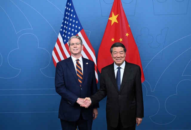 Phó Thủ tướng Trung Quốc Hà Lập Phong (phải) và Bộ trưởng Tài chính Mỹ Scott Bessent trước khi bắt đầu đàm phán tại Stockholm, Thụy Điển ngày 28/7/2025 - Ảnh: Xinhua