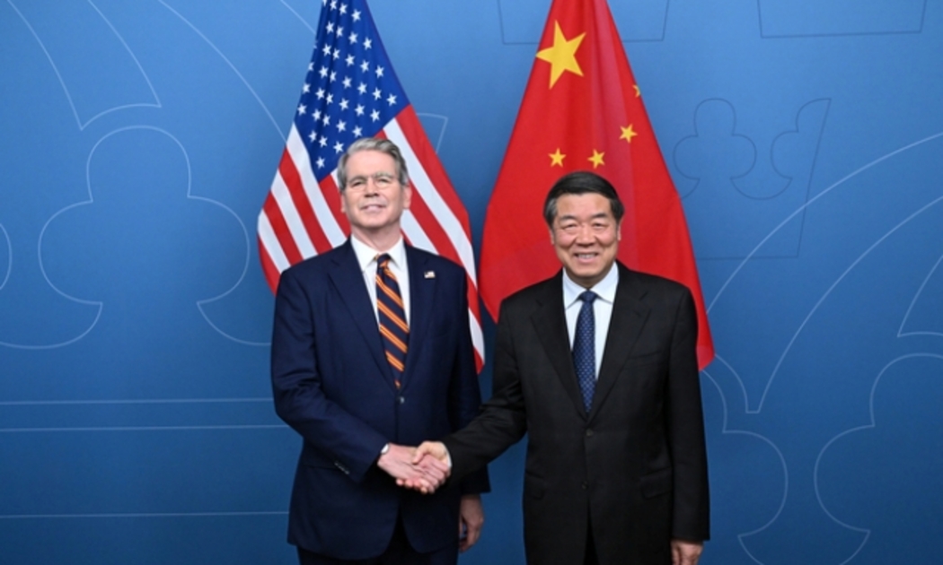 Phó Thủ tướng Trung Quốc Hà Lập Phong (phải) và Bộ trưởng Tài chính Mỹ Scott Bessent trước khi bắt đầu đàm phán tại Stockholm, Thụy Điển ngày 28/7/2025 - Ảnh: Xinhua