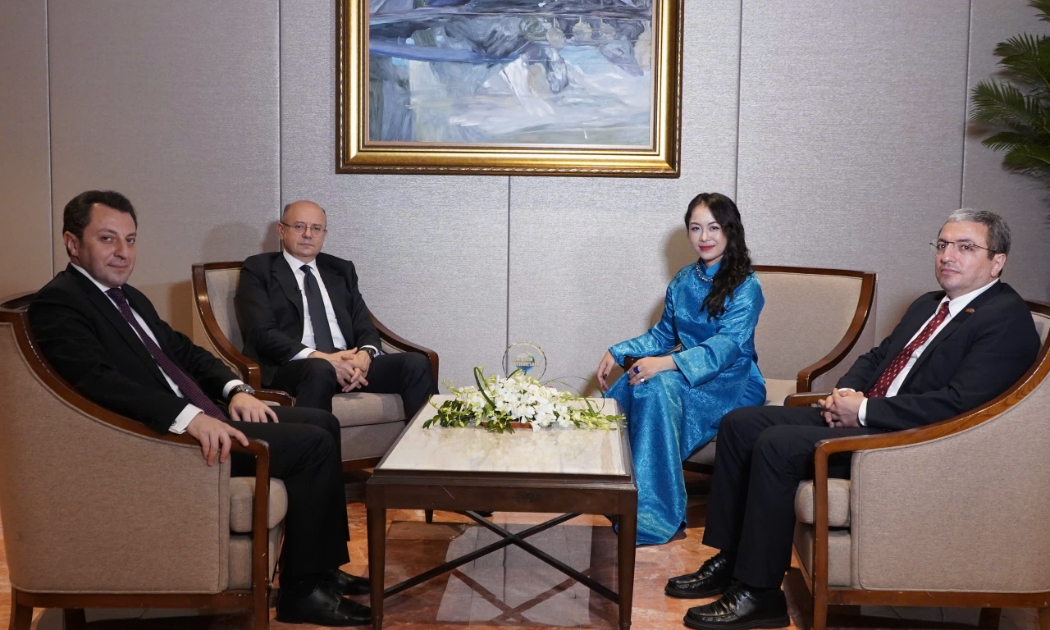 Bộ trưởng Bộ Năng lượng Azerbaijan Parvis Shahbazov và Thứ trưởng Ngoại giao Azerbaijan Elnur Mammadov trong buổi trao đổi với Viện Quản trị Chính sách.