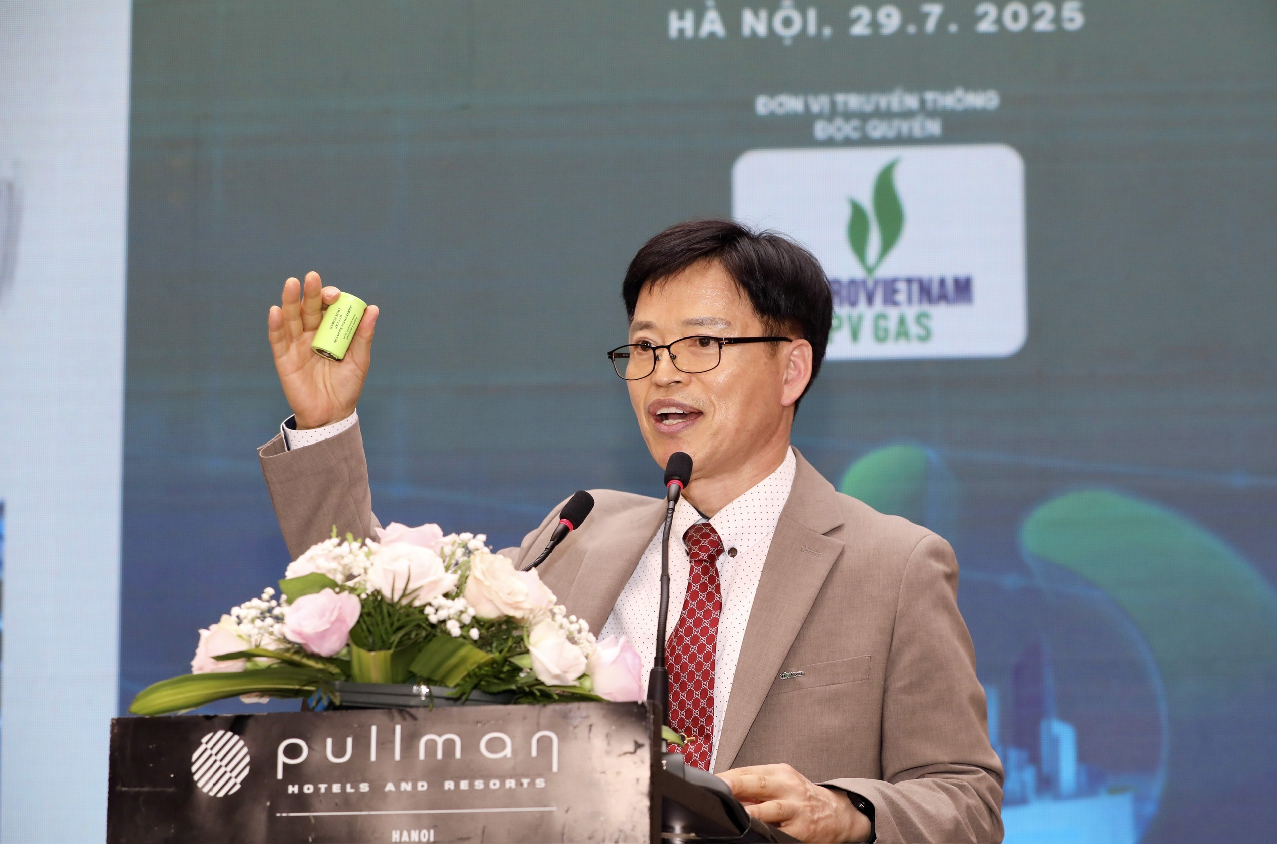 Ông Kim Gyeng Chul, Tổng giám đốc Điều hành VINA Tech, Enersol, cho biết công nghệ siêu tụ điện (supercapacitor) và pin nhiên liệu hydro (fuel cell) hiện không chỉ đóng vai trò cải thiện hiệu suất trong lưu trữ và phát điện, mà còn đang định hình tương lai của các ngành công nghiệp chiến lược như giao thông, năng lượng tái tạo và điện tử thông minh. công nghệ này đã được ứng dụng vào các mẫu xe thể thao cao cấp như Lamborghini Sian, mẫu hybrid đầu tiên trên thế giới sử dụng siêu tụ điện để tăng tốc từ 0 lên 100 km/h trong chưa đầy 3 giây...