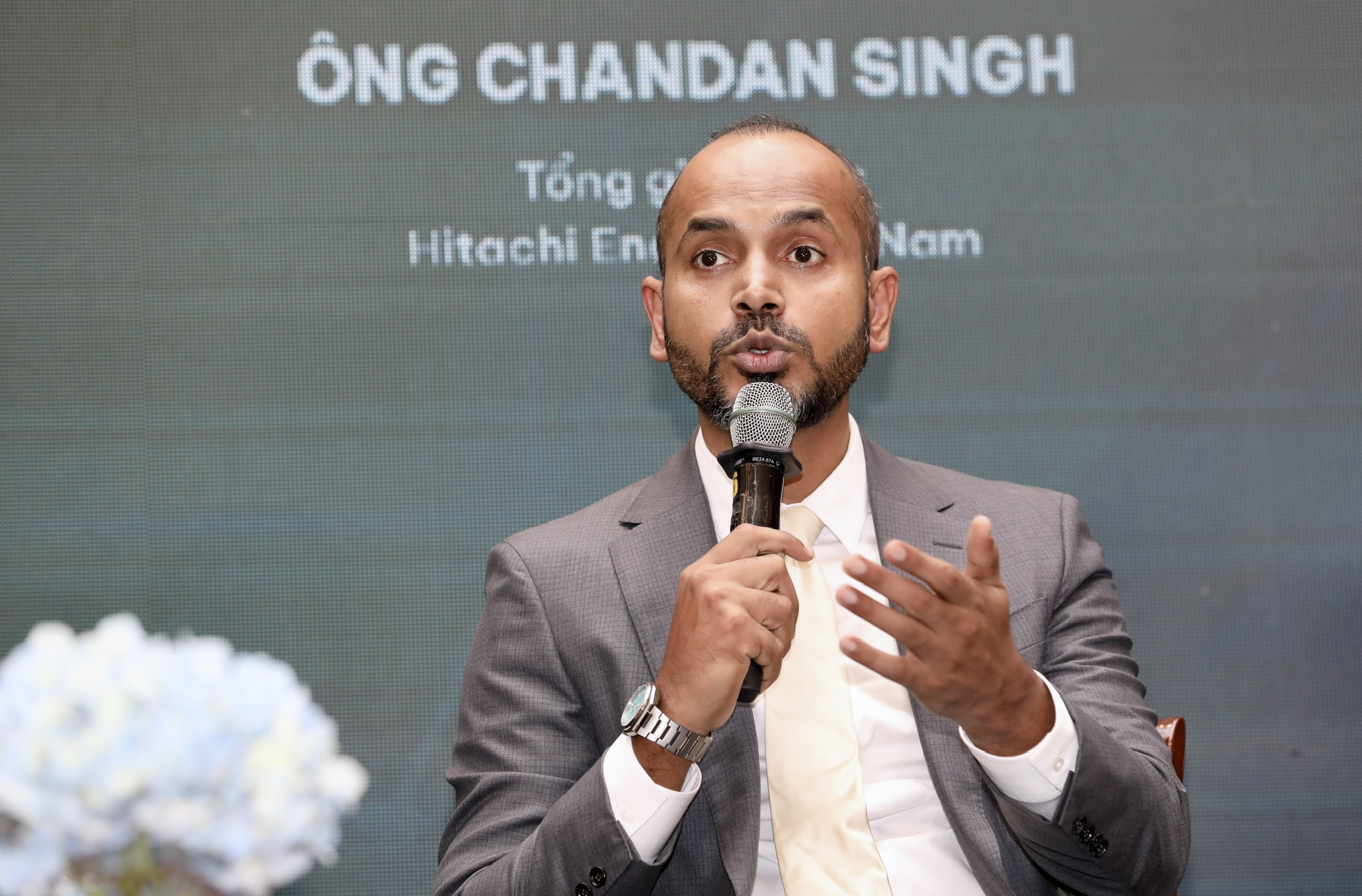 Ông Chandan Singh, Tổng giám đốc Hitachi Energy Việt Nam, cho biết doanh nghiệp sẽ tiếp tục thực hiện các khoản đầu tư CAPEX (đầu tư để mua lại, nâng cấp và duy trì các tài sản cố định) quy mô nhỏ để tăng cường dấu ấn của mình, đóng góp vào quá trình chuyển đổi năng lượng của Việt Nam và các mục tiêu trung hòa carbon...