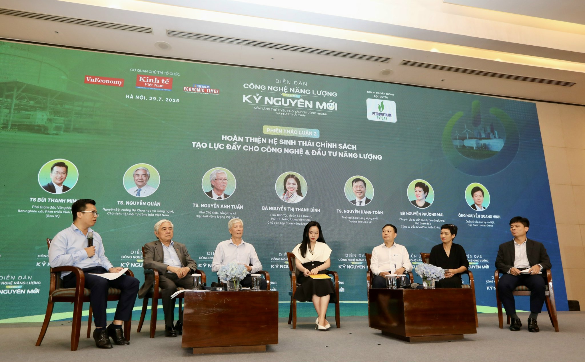 Trong phiên thảo luận thứ 2 với chủ đề: “Hoàn thiện hệ sinh thái chính sách – Tạo lực đẩy cho công nghệ & đầu tư năng lượng”, các chuyên gia đã phân tích những vướng mắc lớn về chính sách, thị trường điện, cơ chế tài chính và khuôn khổ pháp lý – các rào cản đang cản trở tốc độ chuyển đổi năng lượng tại Việt Nam; Hành lang pháp lý phù hợp cho các mô hình công nghệ mới như hợp đồng mua bán điện trực tiếp (DPPA); Chiến lược phát triển nguồn nhân lực chất lượng cao để bảo đảm thành công cho tiến trình chuyển dịch năng lượng trong dài hạn...