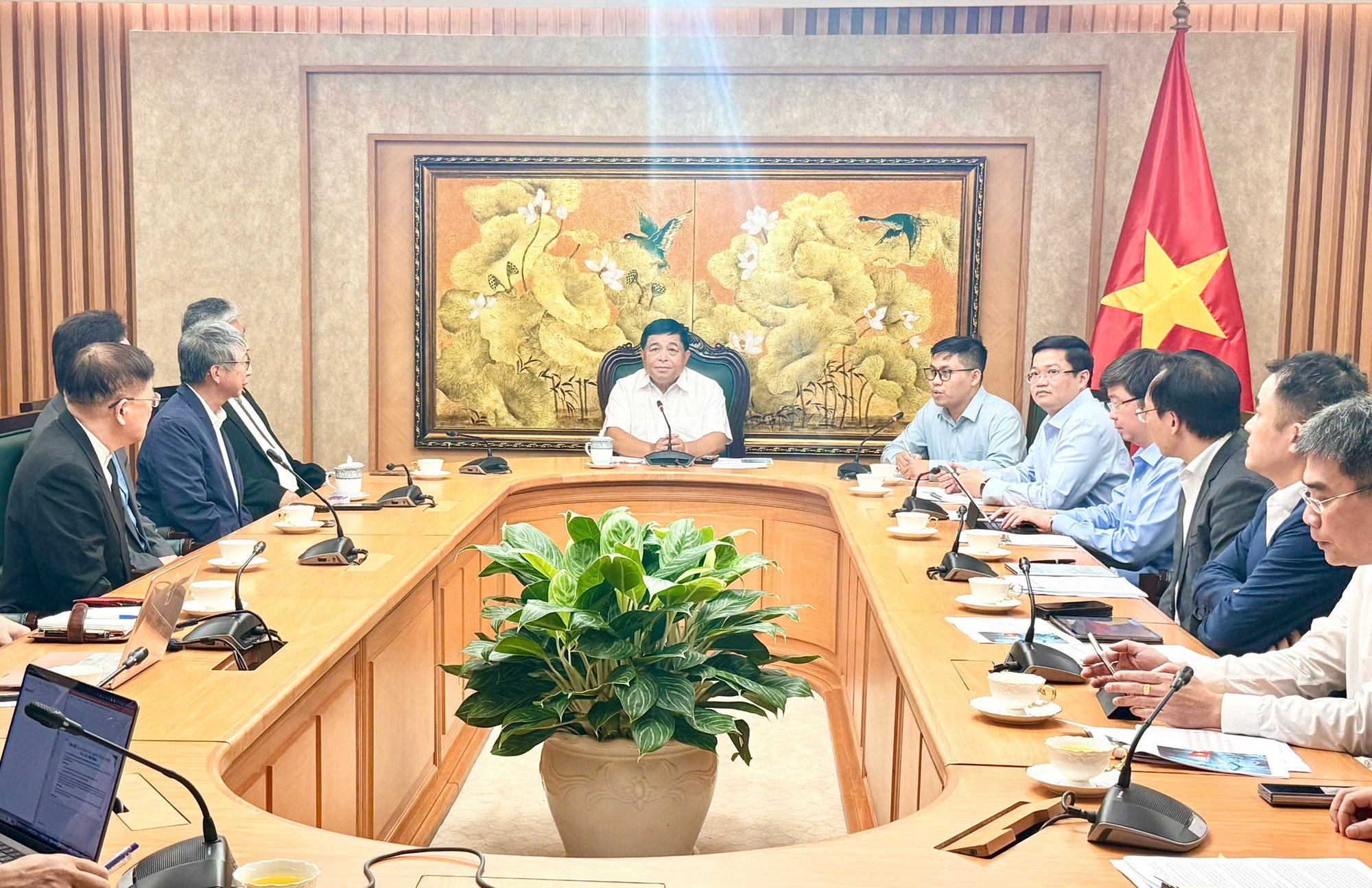 Phó Thủ tướng Nguyễn Chí Dũng đề nghị Hiệp hội Phát triển kinh tế bền vững Đài Loan (Trung Quốc) tăng cường hợp tác với Việt Nam trong việc thành lập trung tâm R&D và chuyển giao công nghệ – Ảnh: VGP/Thu Sa.