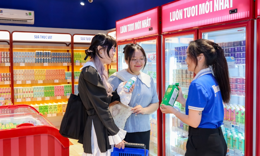 Đổi mới sản phẩm, “thay áo” các cửa hàng theo nhận diện thương hiệu mới giúp Vinamilk tiếp cận tốt hơn đến người tiêu dùng, tác động tích cực đến kết quả kinh doanh. Ảnh: Nguyên Phương.