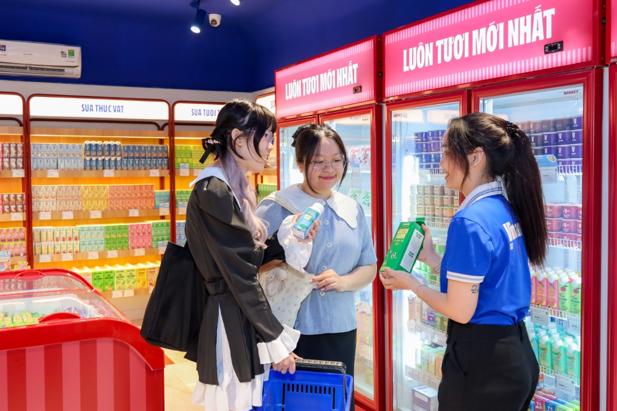 Đổi mới sản phẩm, “thay áo” các cửa hàng theo nhận diện thương hiệu mới giúp Vinamilk tiếp cận tốt hơn đến người tiêu dùng, tác động tích cực đến kết quả kinh doanh. Ảnh: Nguyên Phương.