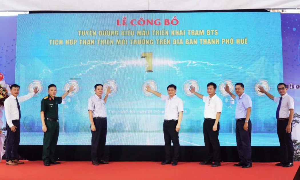 Các đại biểu thực hiện nghi thức công bố tuyến đường.