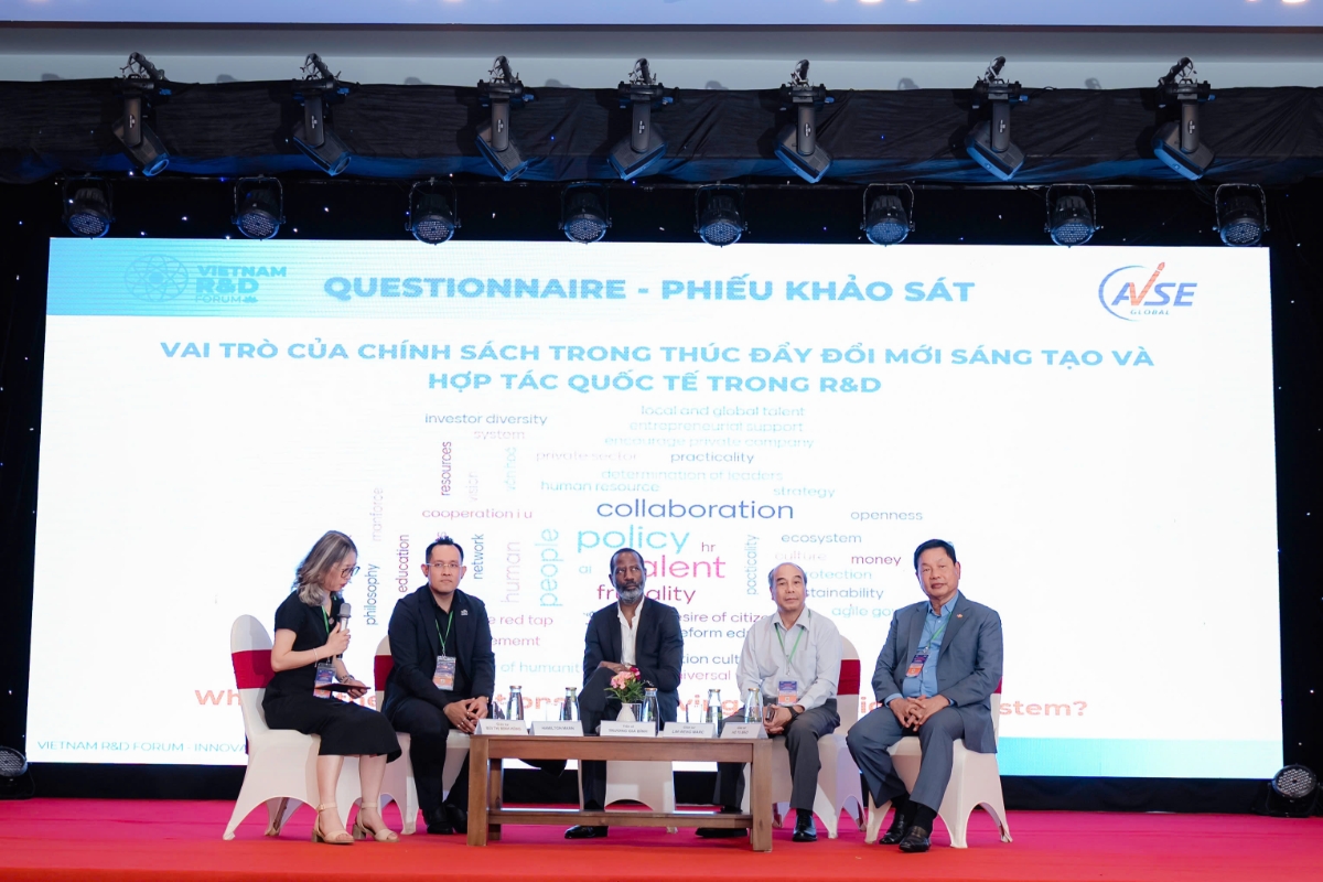 Phiên thảo luận chuyên đề với chủ đề “Chính sách – Cải cách để tạo tác động thực chất” với sự tham gia thảo luận của các chuyên gia trong và ngoài nước.