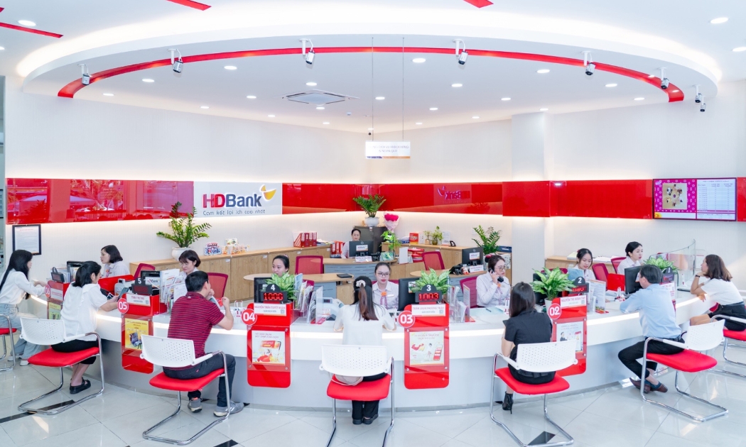Khách hàng giao dịch tại HDBank.