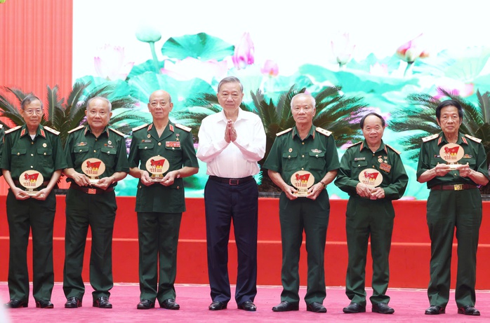 Tổng B&iacute; thư T&ocirc; L&acirc;m tặng qu&agrave; c&aacute;c tướng lĩnh, Anh h&ugrave;ng Lực lượng vũ trang nh&acirc;n d&acirc;n tại buổi gặp mặt.