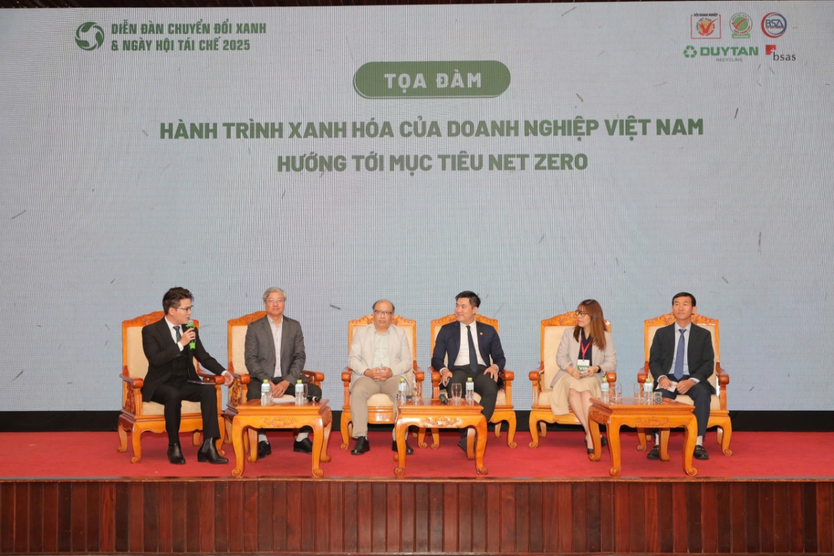 C&aacute;c chuy&ecirc;n gia, doanh nghiệp thảo luận trong phi&ecirc;n tọa đ&agrave;m.