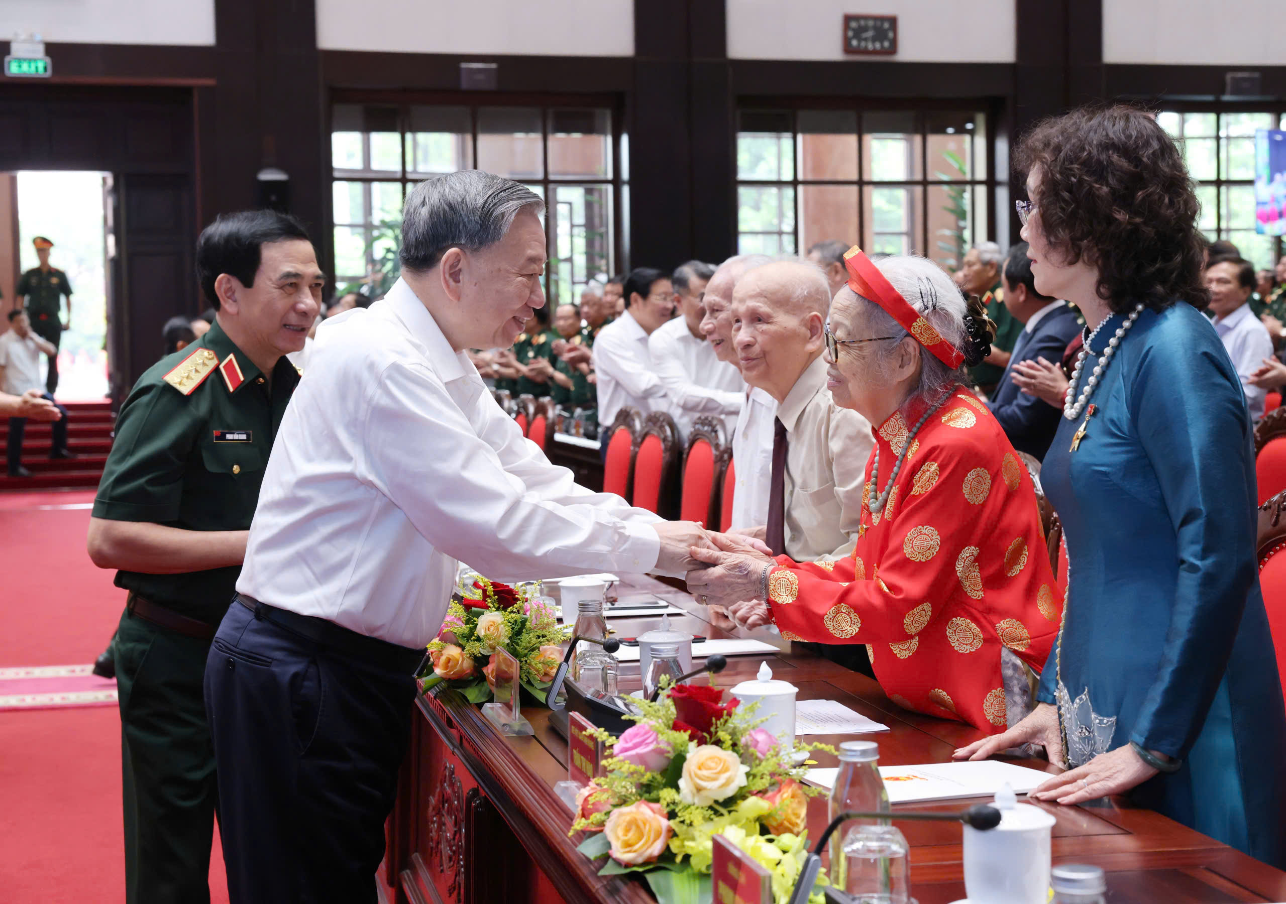 Tổng Bí thư Tô Lâm với các cán bộ lão thành cách mạng.  