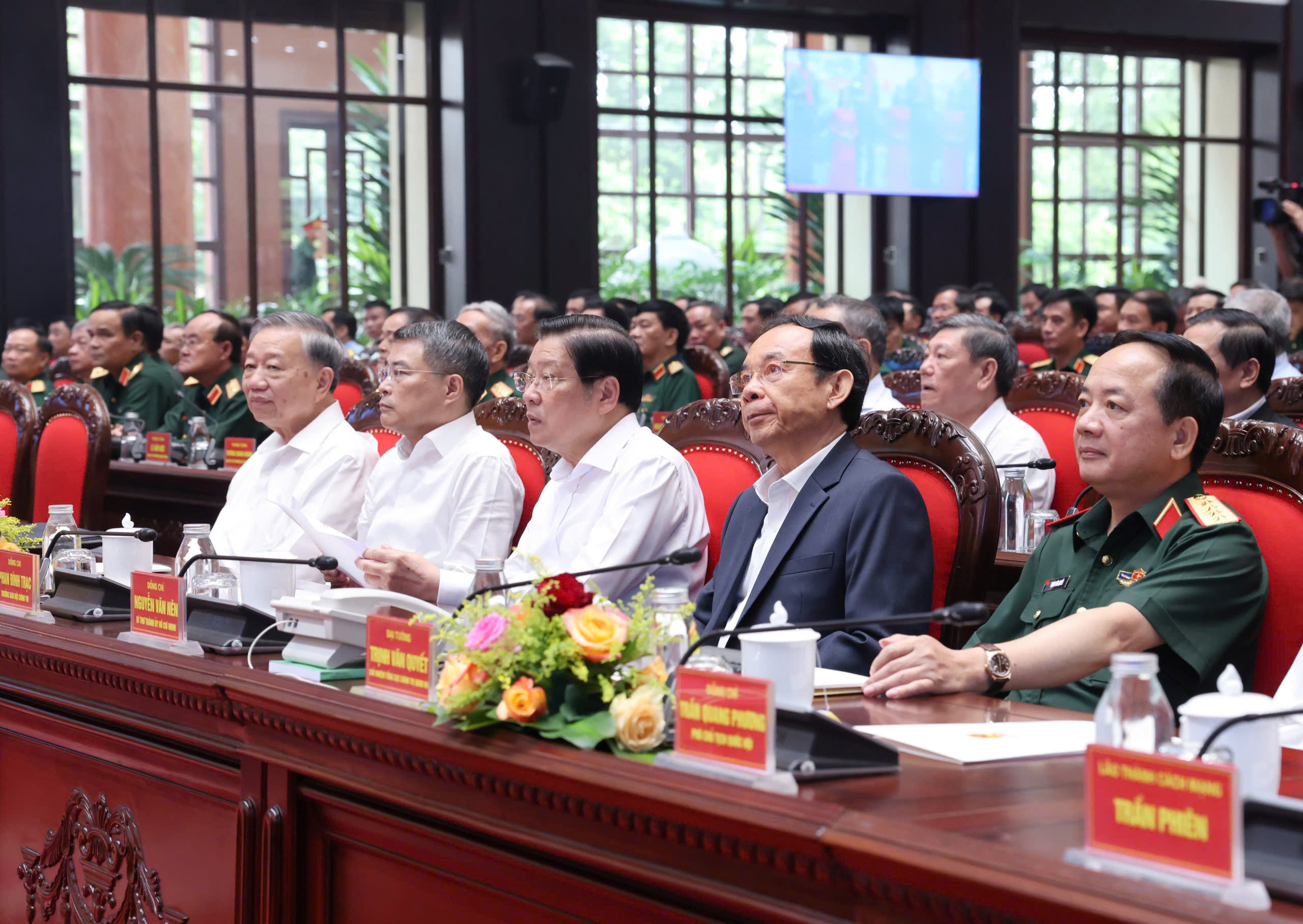 Tổng B&iacute; thư T&ocirc; L&acirc;m v&agrave; c&aacute;c đại biểu dự buổi gặp mặt.