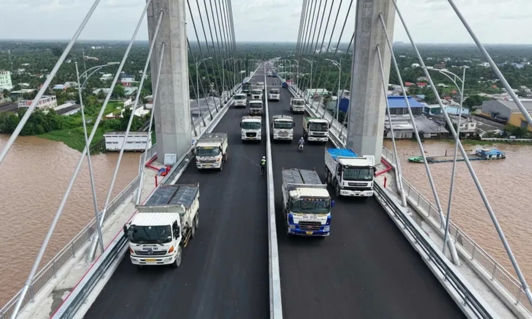 Hàng chục xe tải nặng đầy tải đồng loạt qua cầu Rạch Miễu 2 ngày 29/7 vừa qua để thử tải công trình trước khi đưa vào sử dụng. Ảnh: Hoa Phượng
