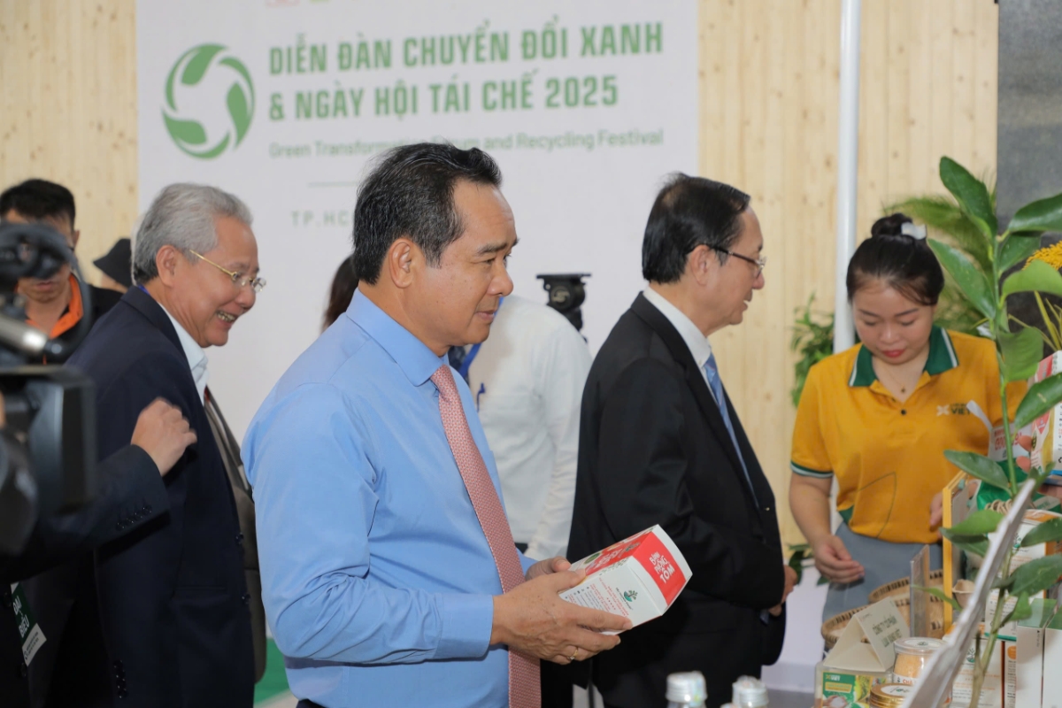 Chủ tịch UBND TP.HCM Nguyễn Văn Được (&aacute;o xanh) c&ugrave;ng c&aacute;c đại biểu tham quan c&aacute;c gian h&agrave;ng trưng b&agrave;y c&aacute;c sản phẩm 