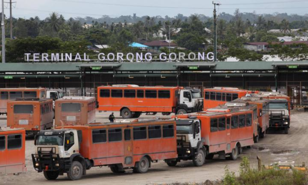 Ô tô chở công nhân đến mỏ đồng Grasberg của Freeport Indonesia khai thác ở tỉnh Trung Papua, Indonesia - Ảnh: Reuters