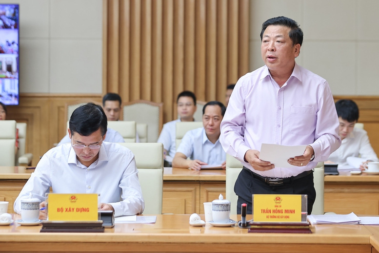 Bộ trưởng Bộ X&acirc;y dựng Trần Hồng Minh b&aacute;o c&aacute;o tại Hội nghị. Ảnh: VGP.