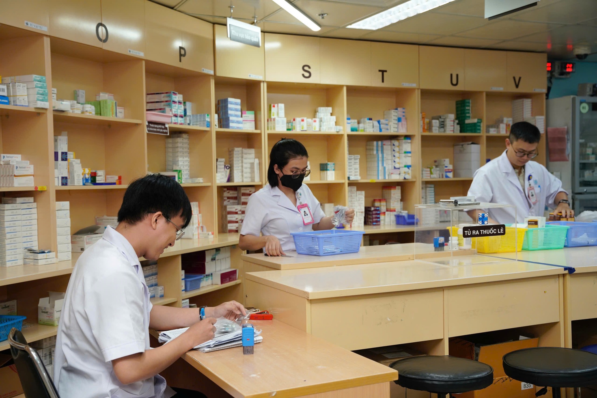 Nhân viên nhà thuốc tại một bệnh viện phân loại thuốc cho nhu cầu khám chữa bệnh. Ảnh: Phương Thảo.