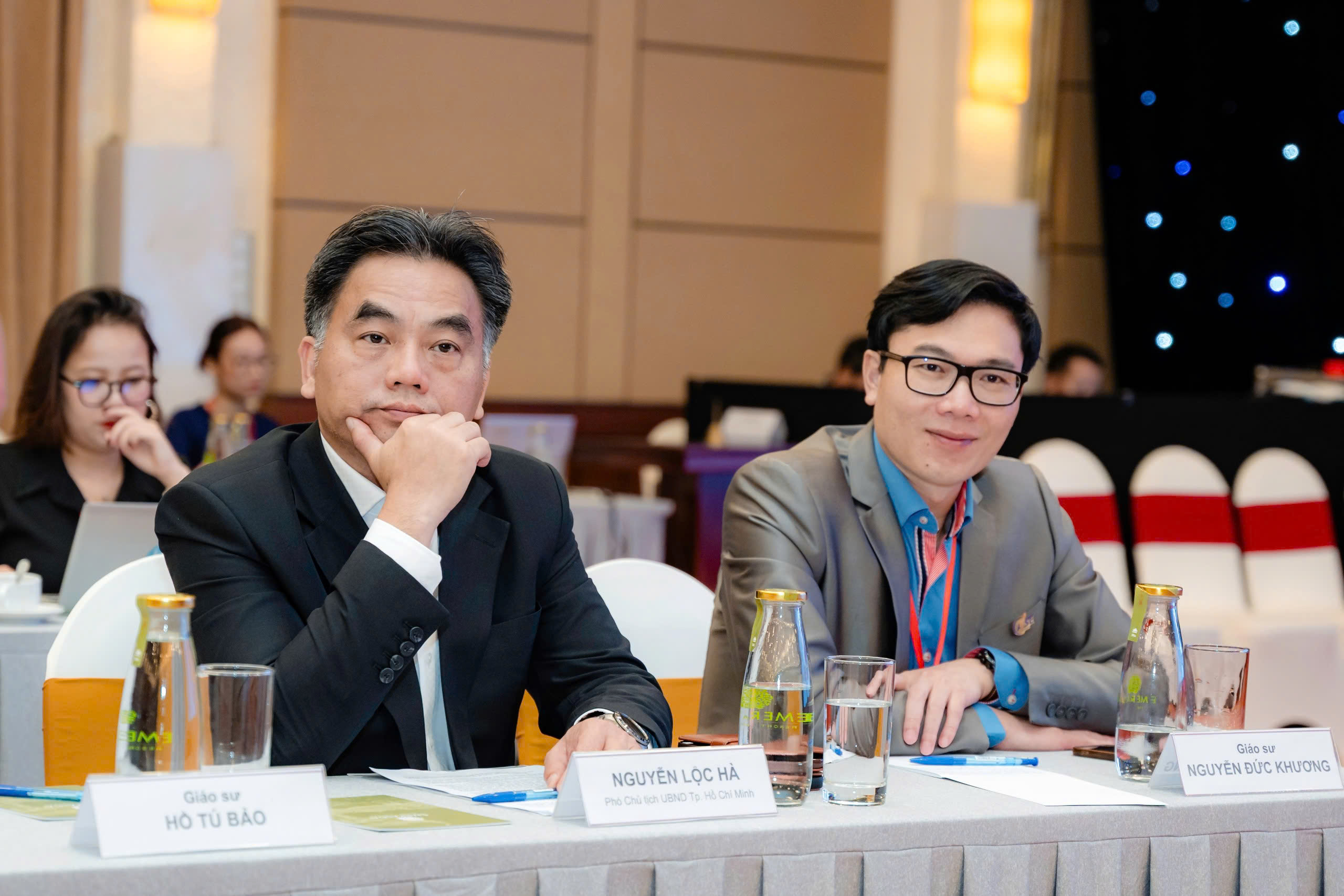 Phó Chủ tịch UBND TP.HCM Nguyễn Lộc Hà và Chủ tịch AVSE Global Nguyễn Đức Khương lắng nghe ý kiến đóng góp từ chuyên gia.