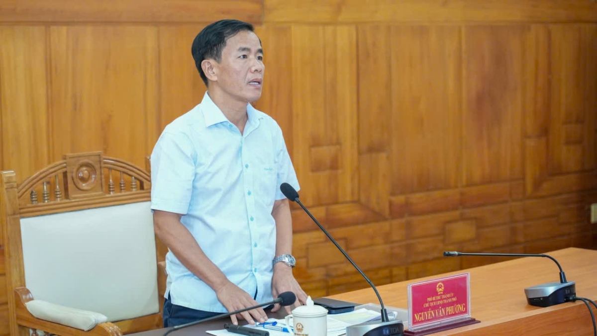 Chủ tịch UBND th&agrave;nh phố Huế Nguyễn Văn Phương ph&aacute;t biểu tại buổi l&agrave;m việc