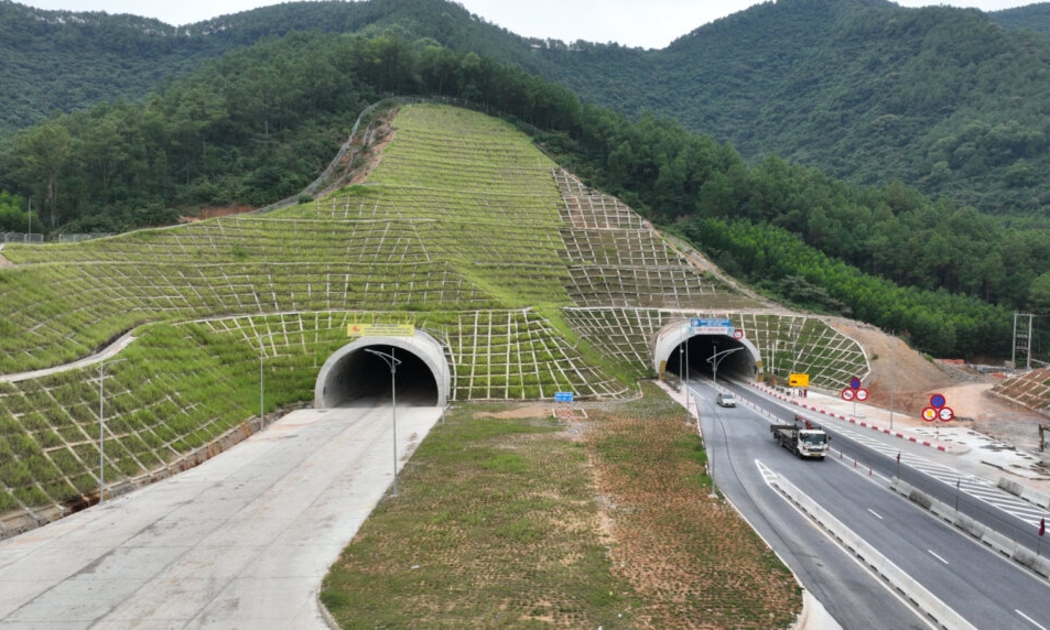 Hầm Thần Vũ trên cao tốc Diễn Châu - Bãi Vọt