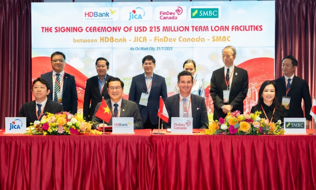Ông Trần Hoài Nam - Phó Tổng giám đốc HDBank- đại diện HDBank thực hiện ký kết khoản vay hợp vốn trị giá 215 triệu USD với JICA, FinDev Canada và SMBC.