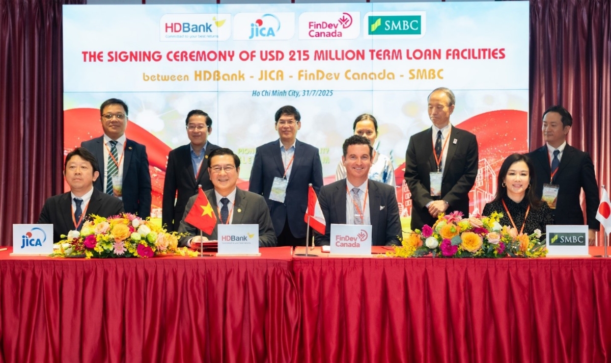Ông Trần Hoài Nam - Phó Tổng giám đốc HDBank- đại diện HDBank thực hiện ký kết khoản vay hợp vốn trị giá 215 triệu USD với JICA, FinDev Canada và SMBC.