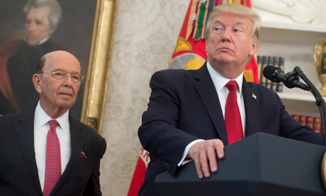 Tổng thống Mỹ Donald Trump phát biểu bên cạnh Bộ trưởng Thương mại Wilbur Ross - Ảnh: Getty Images