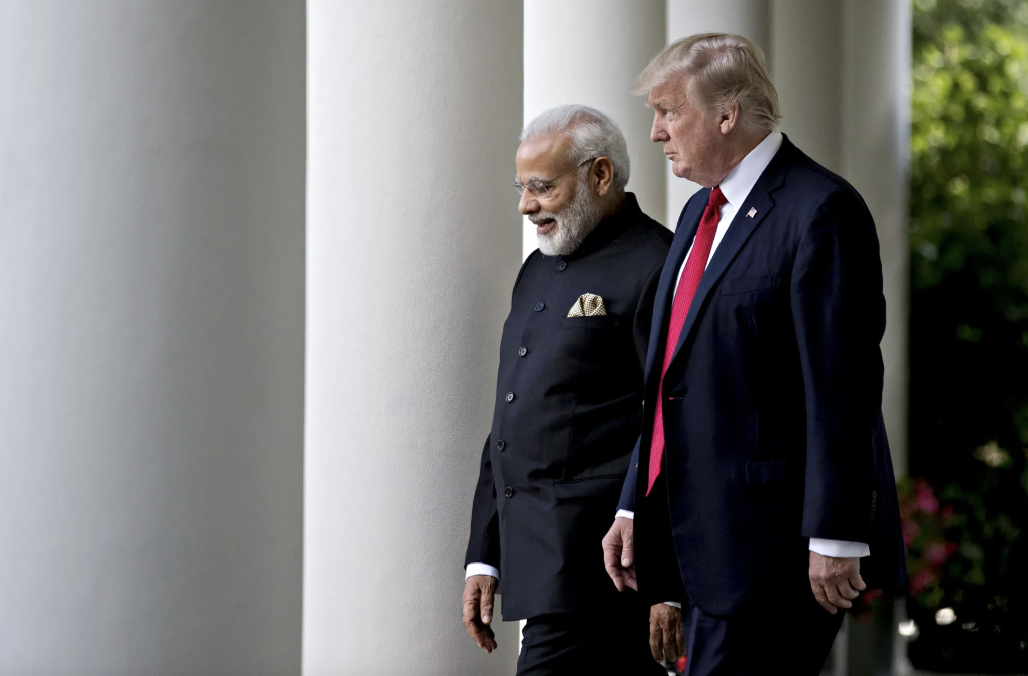 Thủ tướng Ấn Độ Narendra Modi (trái) và Tổng thống Mỹ Donald Trump trong một cuộc gặp vào năm 2017 - Ảnh: Bloomberg.
