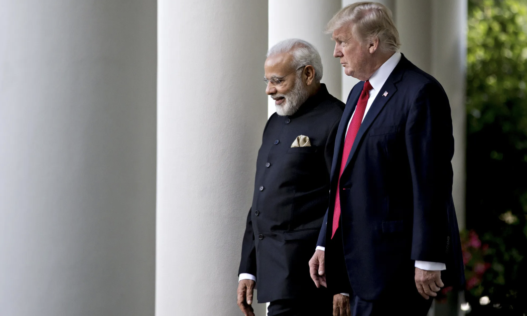 Thủ tướng Ấn Độ Narendra Modi (trái) và Tổng thống Mỹ Donald Trump trong một cuộc gặp vào năm 2017 - Ảnh: Bloomberg.