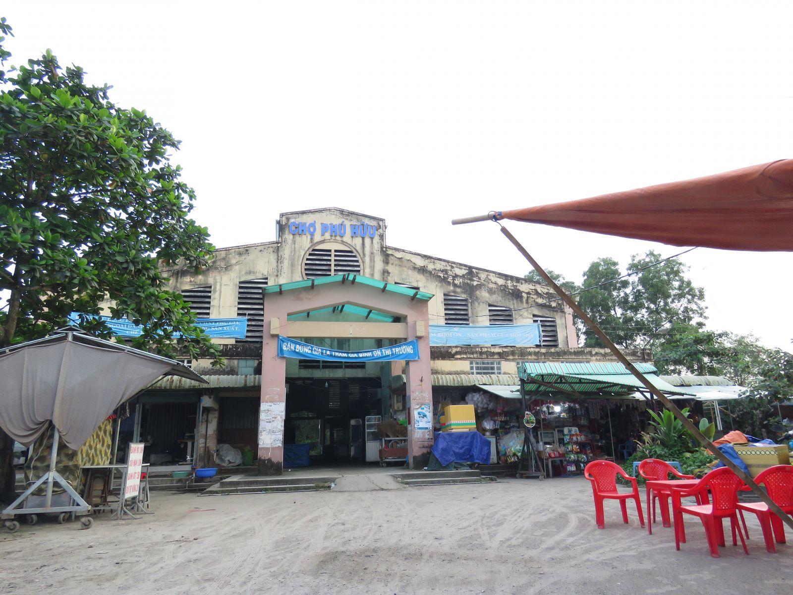 Chợ Phú Hữu tại quận 9 (cũ) TP.HCM vắng vẻ hộ kinh doanh và hoạt động mua bán. Ảnh tư liệu.