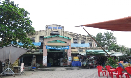 Chợ Phú Hữu tại quận 9 (cũ) TP.HCM vắng vẻ hộ kinh doanh và hoạt động mua bán. Ảnh tư liệu.