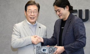 June Paik (phải), người sáng lập và CEO của FuriosaAI, gặp Chủ tịch Lee Jae-Myung, khi đó là lãnh đạo Đảng Dân chủ đối lập vào tháng 4 năm 2025