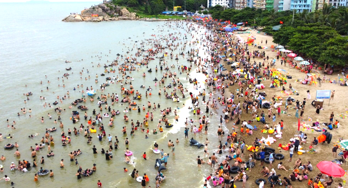 Biển Sầm Sơn vào những ngày hè nắng nóng luôn đông kín khách du lịch