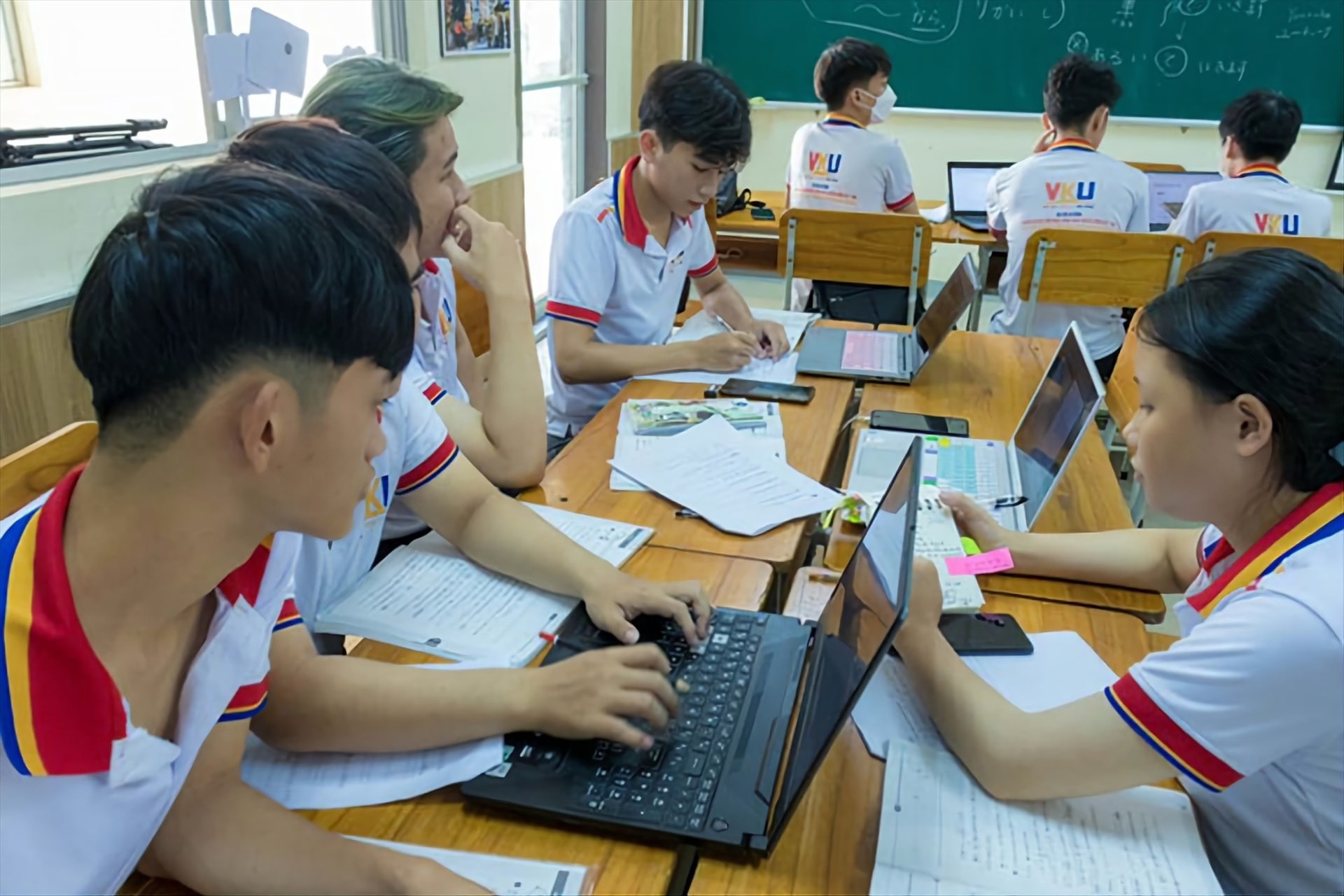 Cơ hội nghề nghiệp trong ngành bán dẫn rất phong phú và đa dạng, không chỉ giới hạn ở thiết kế vi mạch. Ảnh minh họa