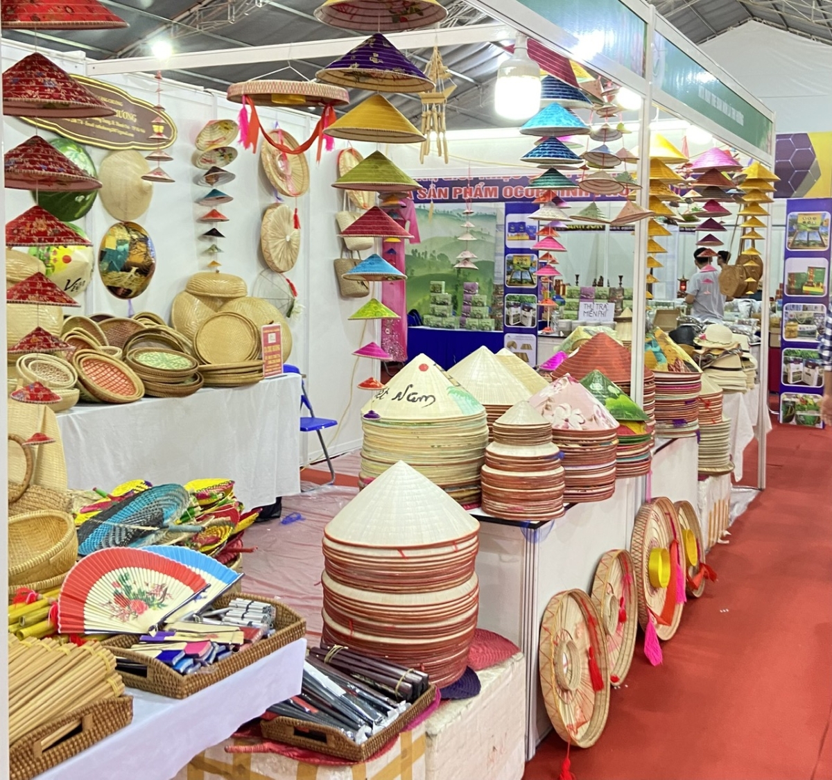 H&agrave; Nội&nbsp;c&oacute; tr&ecirc;n 800 l&agrave;ng c&oacute; nghề thủ c&ocirc;ng mỹ nghệ.