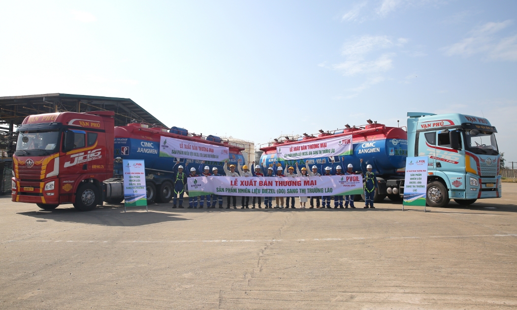 Ban lãnh đạo NMLD Dung Quất, đại diện các ban chuyên môn BSR và PVOILchào mừng xuất khẩu những lô dầu DO đầu tiên sang thị trường Lào.