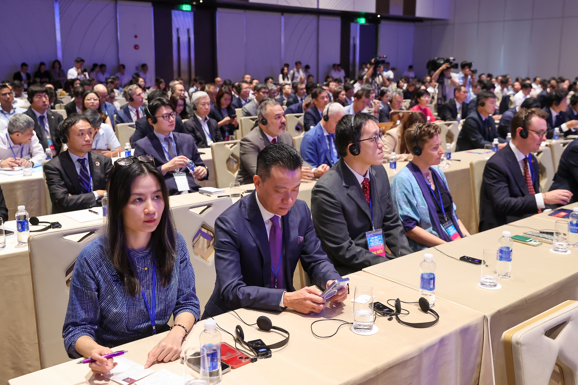 Đ&ocirc;ng đảo đại biểu trong v&agrave;o ngo&agrave;i nước tham dự Hội nghị - Ảnh: VGP