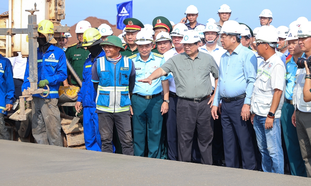 Thủ tướng kiểm tra khu vực thi công đường cất hạ cánh thứ 2 tại sân bay; kiểm tra khu vực thi công nhà ga sân bay - Ảnh: VGP/Nhật Bắc.