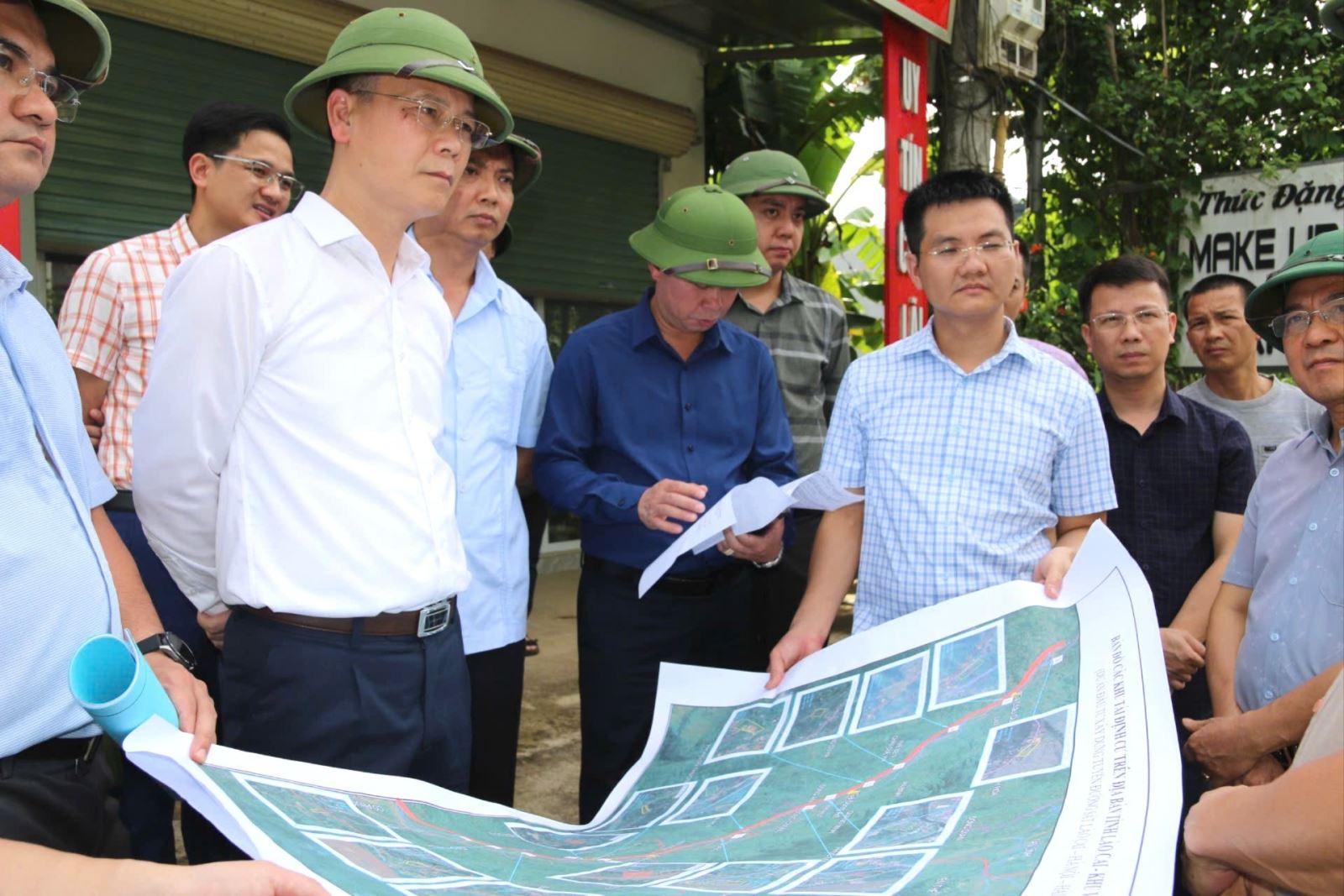 Phó Chủ tịch UBND tỉnh Nguyễn Thành Sinh nắm bắt tiến độ triển khai thực hiện trên địa bàn xã Đông Cuông. Ảnh: Báo Lào Cai.