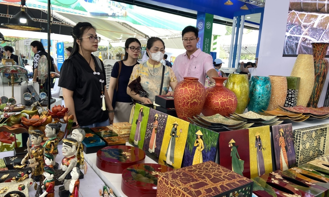 Hà Nội là địa phương dẫn đầu trong cả nước với 1.350 làng nghề, trong đó có trên 800 làng có nghề thủ công mỹ nghệ.
