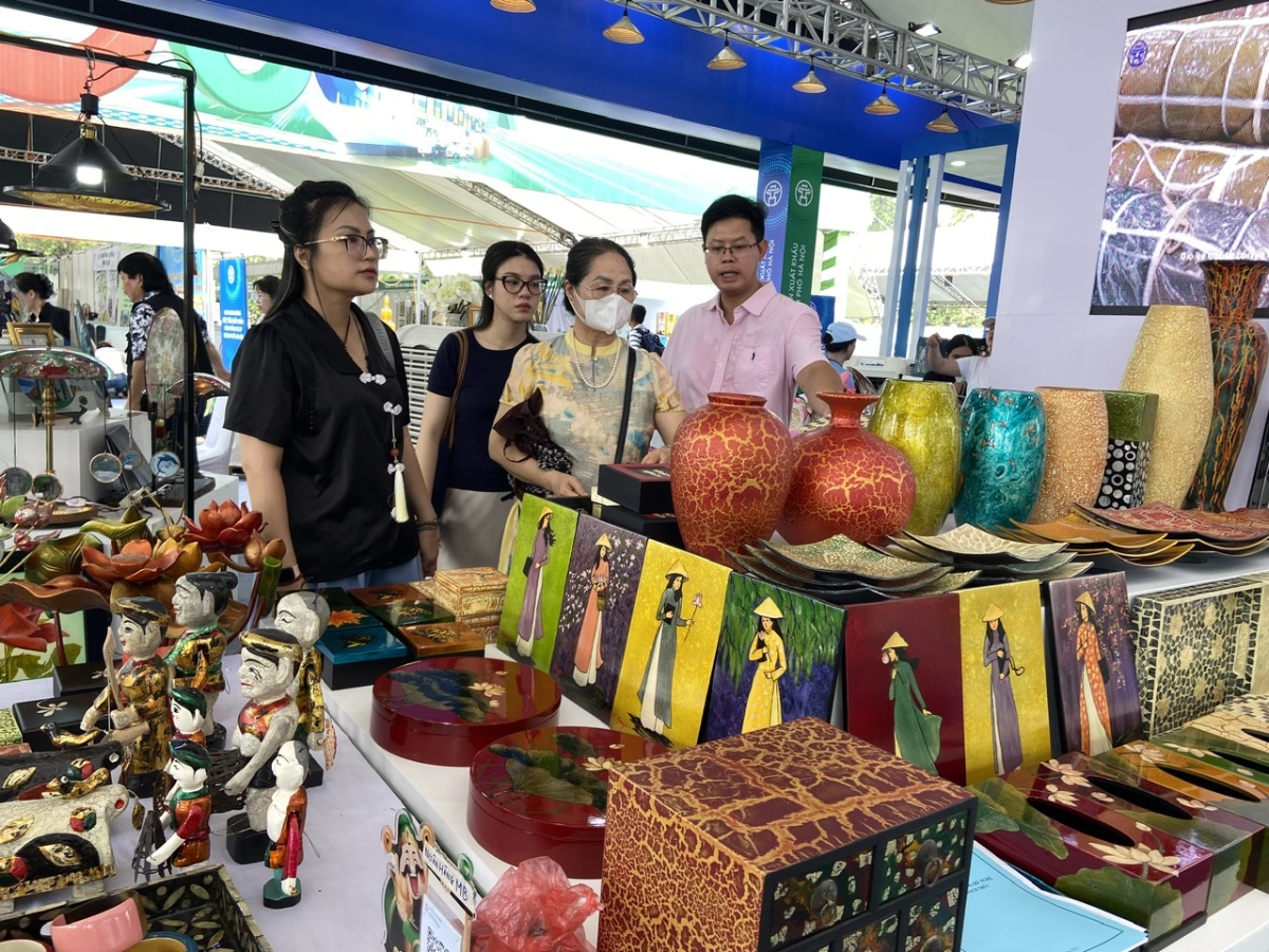 Hà Nội là địa phương dẫn đầu trong cả nước với 1.350 làng nghề, trong đó có trên 800 làng có nghề thủ công mỹ nghệ.