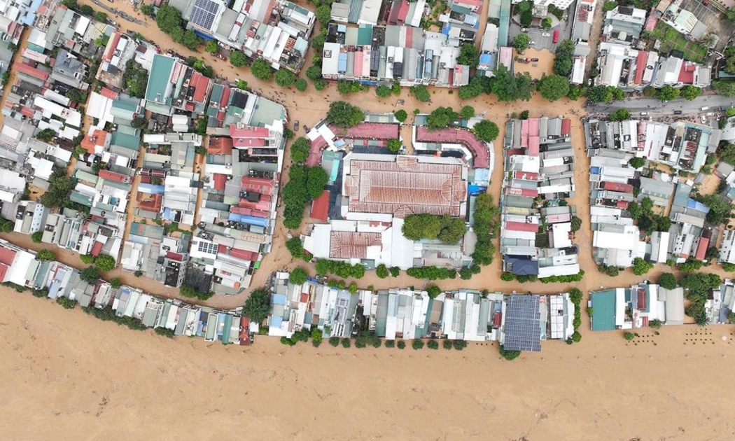 Nhiều bản, xã hai bên bờ sông Mã (tỉnh Sơn La) bị ngập trong nước lũ.