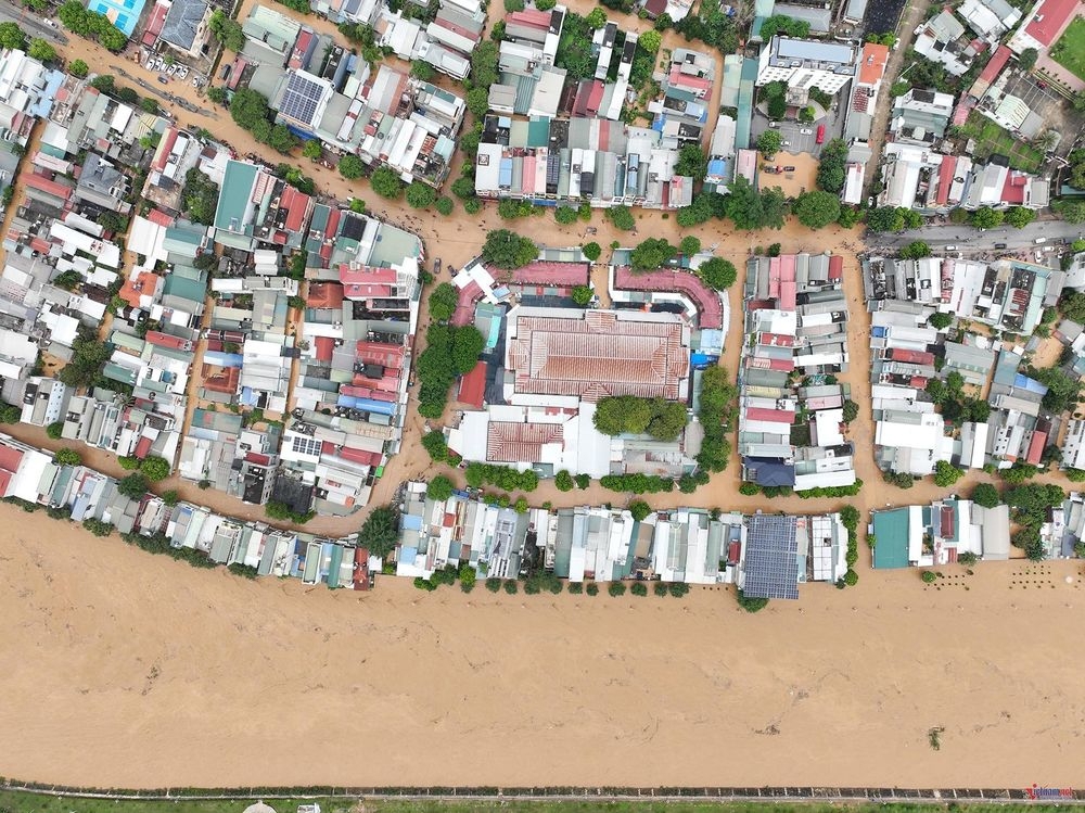 Nhiều bản, xã hai bên bờ sông Mã (tỉnh Sơn La) bị ngập trong nước lũ.